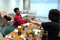 ダイヤモンド野澤からプレゼントを渡されるウエストランド井口（左）。