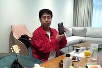 飯塚からもらったサングラスのケースを手にするウエストランド井口。