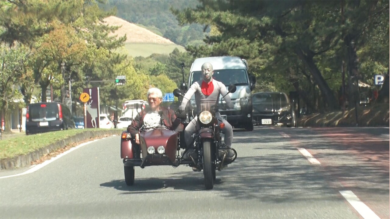 小峠地蔵が小沢仁志とサイドカーで移動、EXILE TAKAHIROとはお座敷遊び