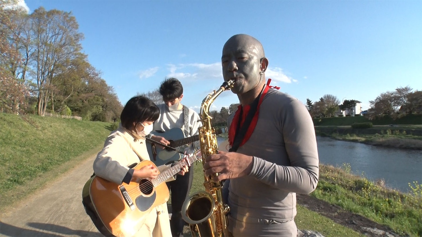 サックスを演奏する小峠地蔵。