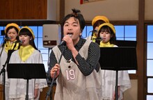 「バナナサンド」で「ハモリ我慢ゲーム」に挑む、見取り図・盛山。(c)TBS