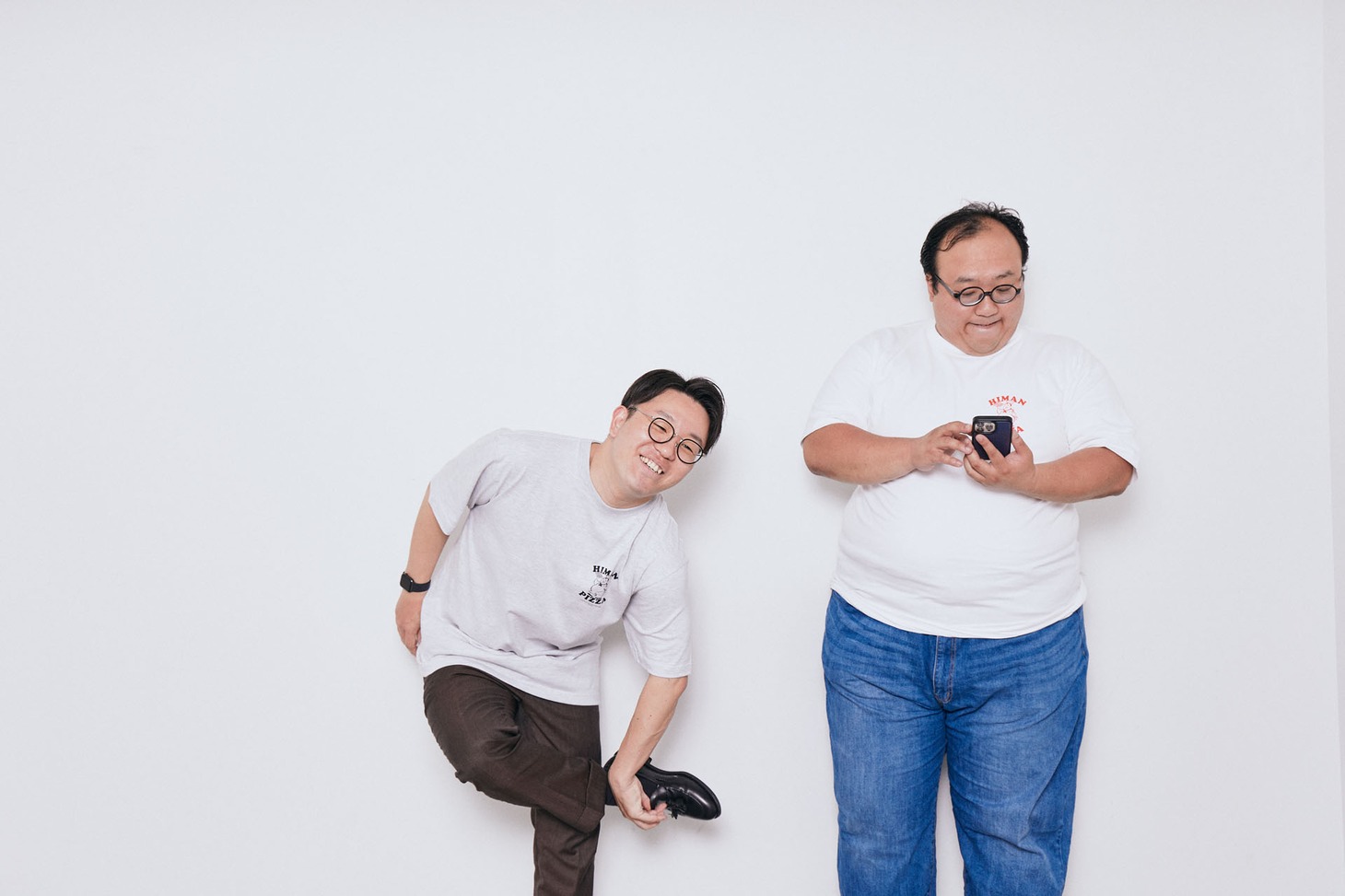 「NEW HIMAN PIZZA」Tシャツを着用し、撮影に臨もうとするママタルト。