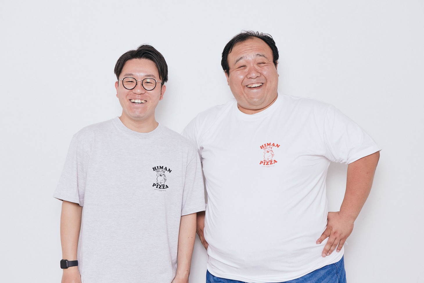 「NEW HIMAN PIZZA」Tシャツを着用したママタルト。