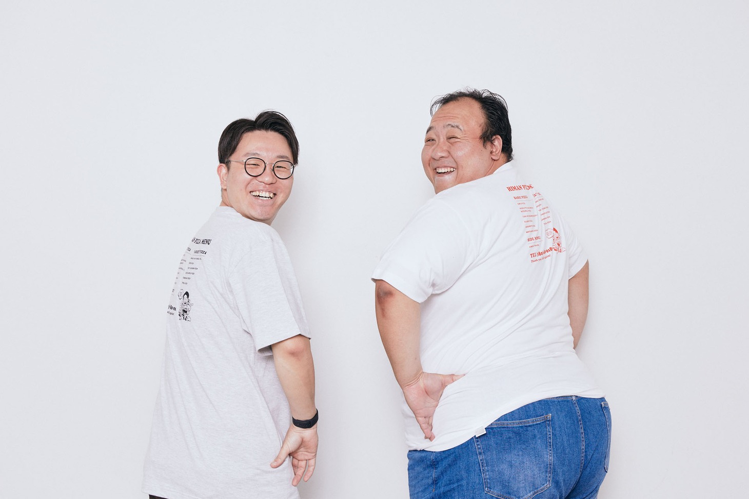 2人でバックプリントを見せるママタルト。