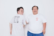 Tシャツのバックとフロントのデザインを見せるママタルト。