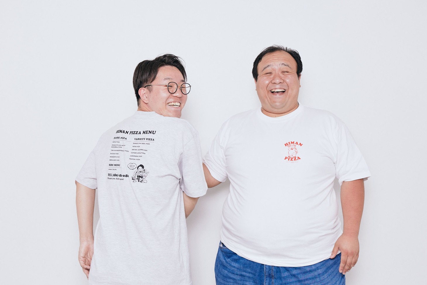 Tシャツのバックとフロントのデザインを見せるママタルト。