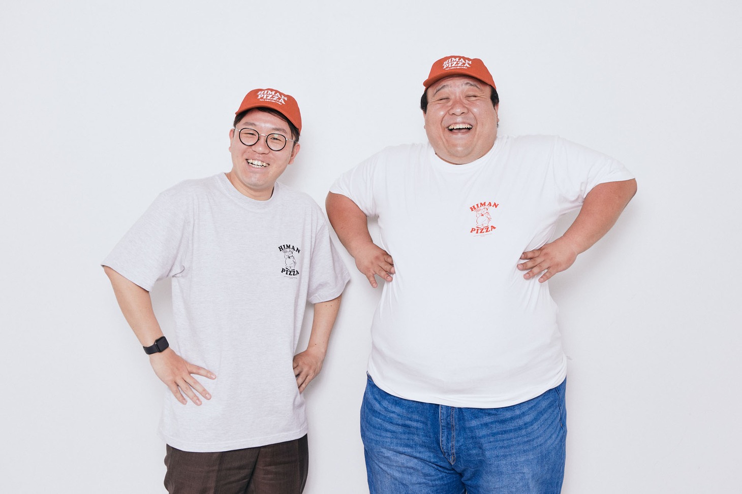 キャップとTシャツを着用したママタルト。