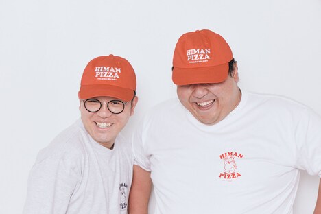 「NEW HIMAN PIZZA」キャップを着用したママタルト。