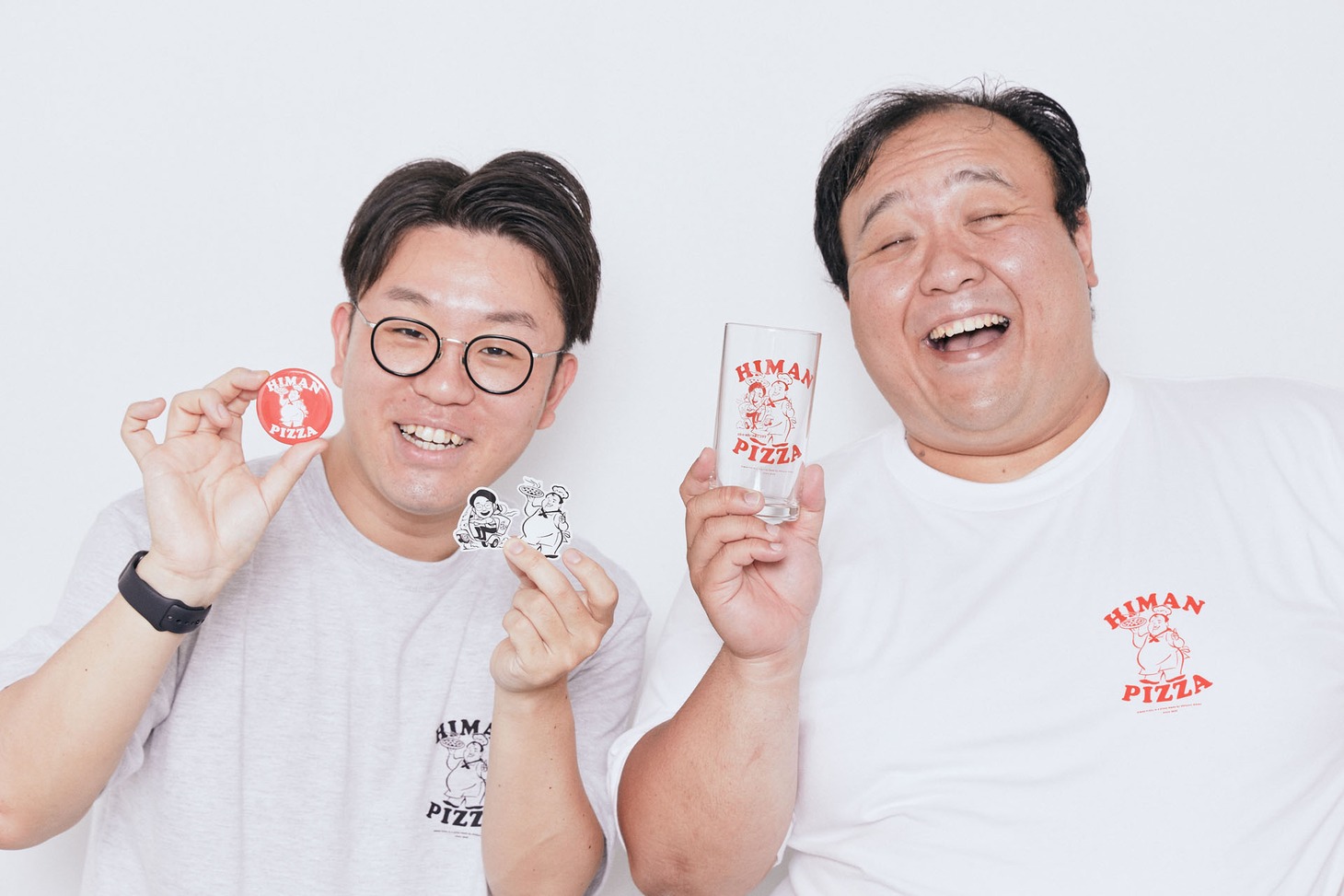 缶バッジ＆ステッカー、グラスを持つママタルト。