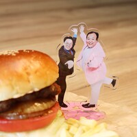 ハンバーガーと並べたときの「ママタルト アクリルスタンド」。