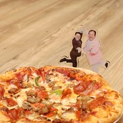 ピザと並べたときの「ママタルト アクリルスタンド」。