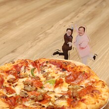 ピザと並べたときの「ママタルト アクリルスタンド」。