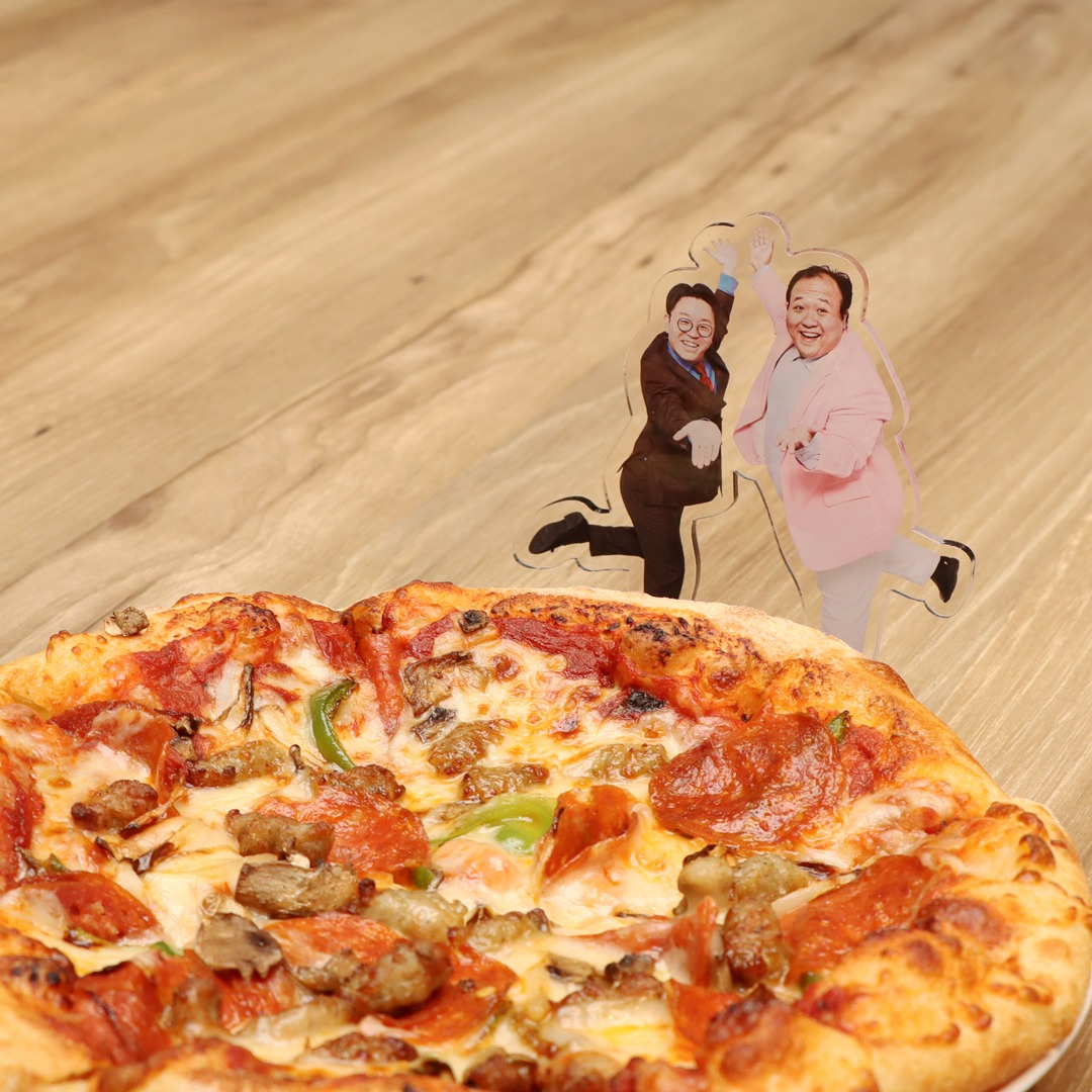 ピザと並べたときの「ママタルト アクリルスタンド」。