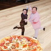 ピザと並べたときの「ママタルト ビッグアクリルスタンド」。