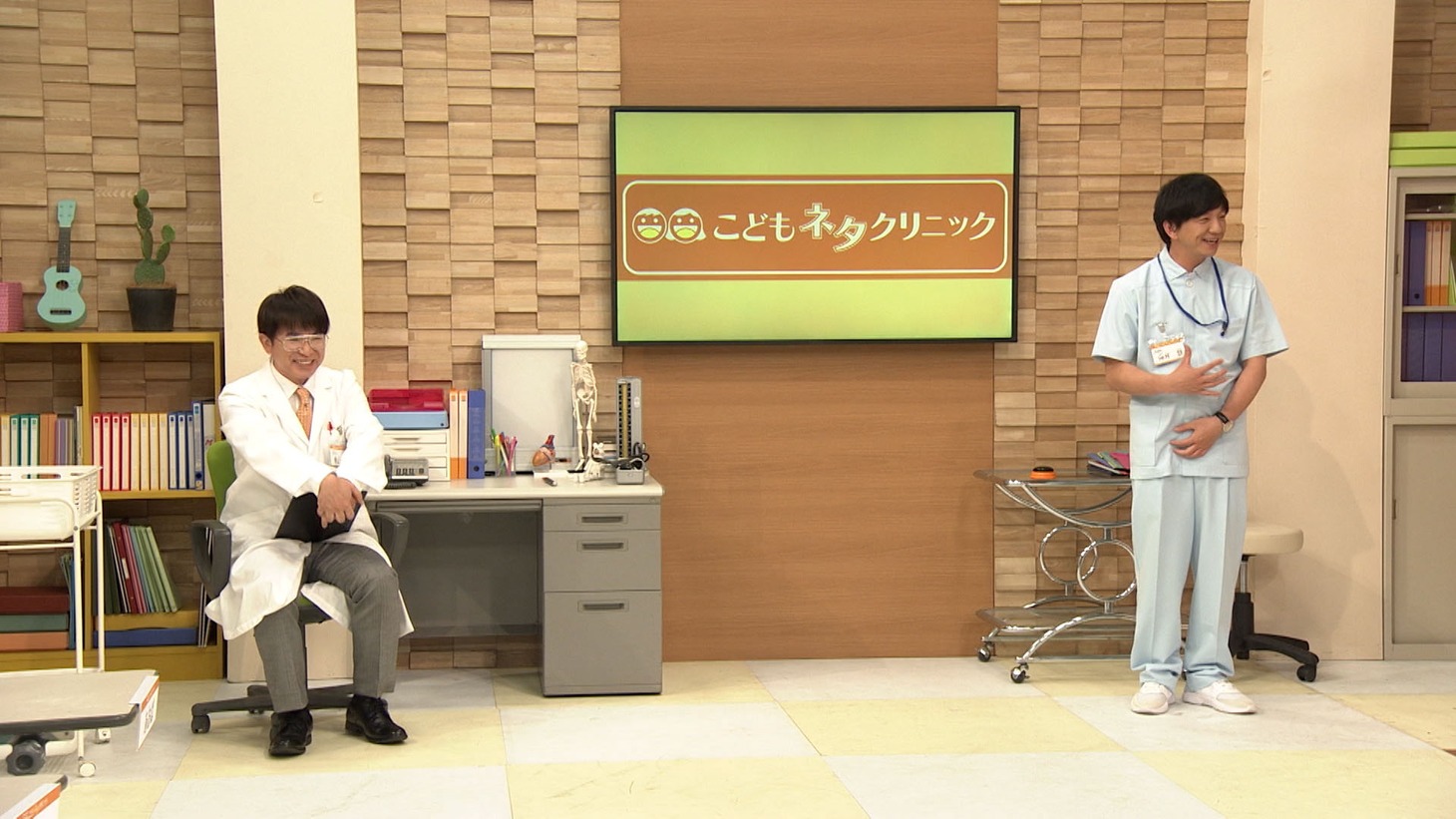 院長のよゐこ濱口（左）と看護師のパンサー向井（右）。