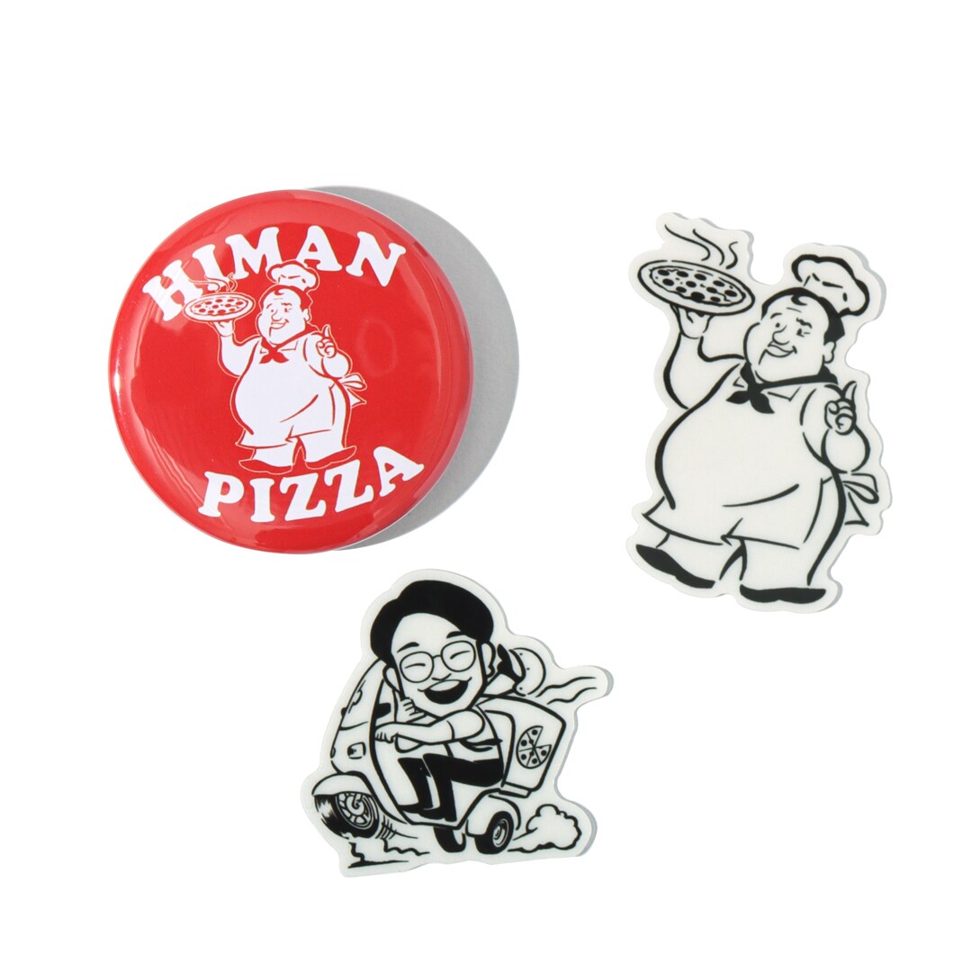 ピザと並べたときの「ママタルト ビッグアクリルスタンド