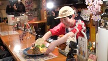 従業員としてカレーを提供する牧野ステテコ。