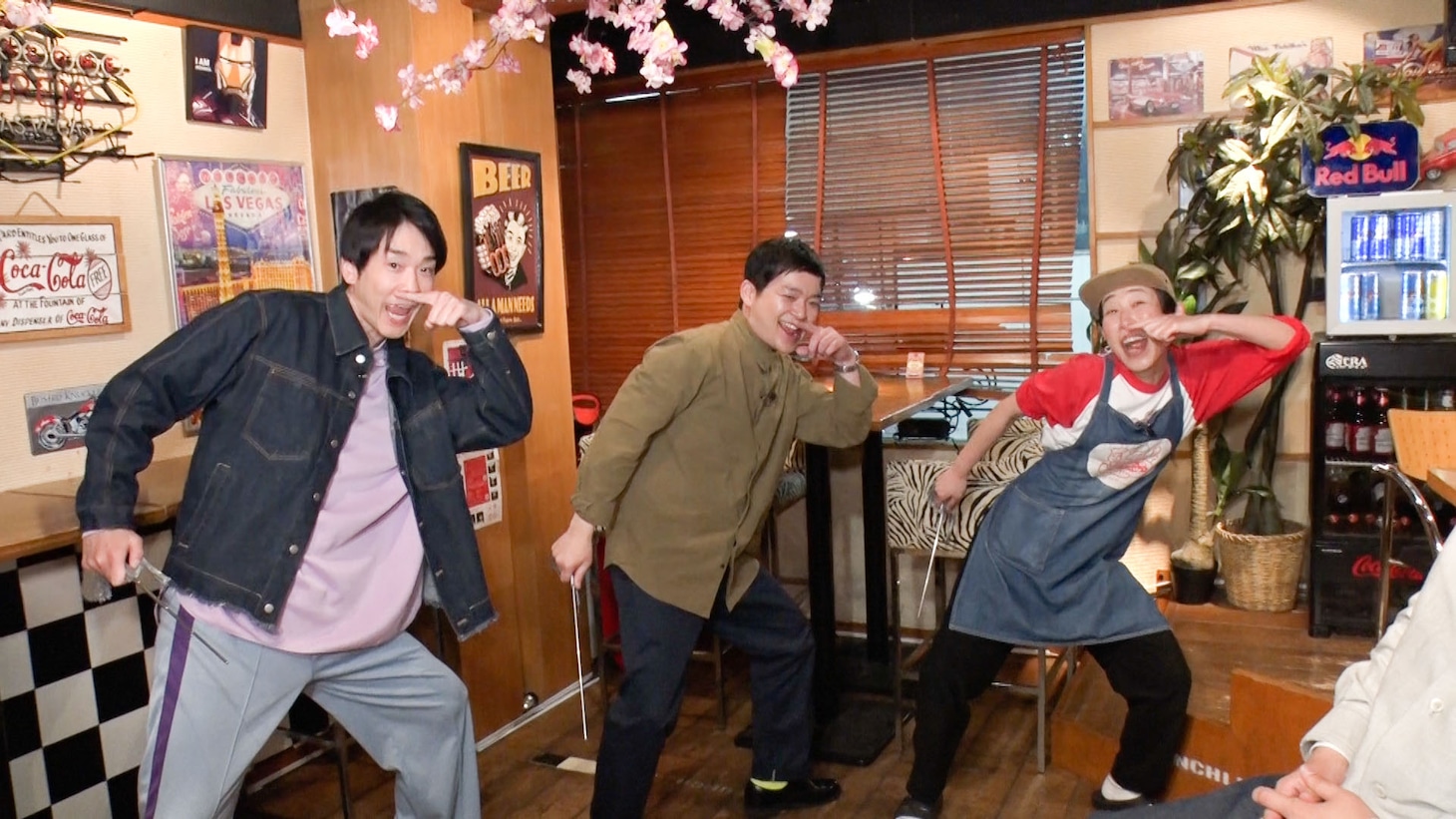 牧野ステテコとコラボネタを披露するかまいたち濱家（左）とウエストランド河本（中央）。