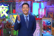 「不夜城はなぜ回る」MCの東野幸治。(c)TBS