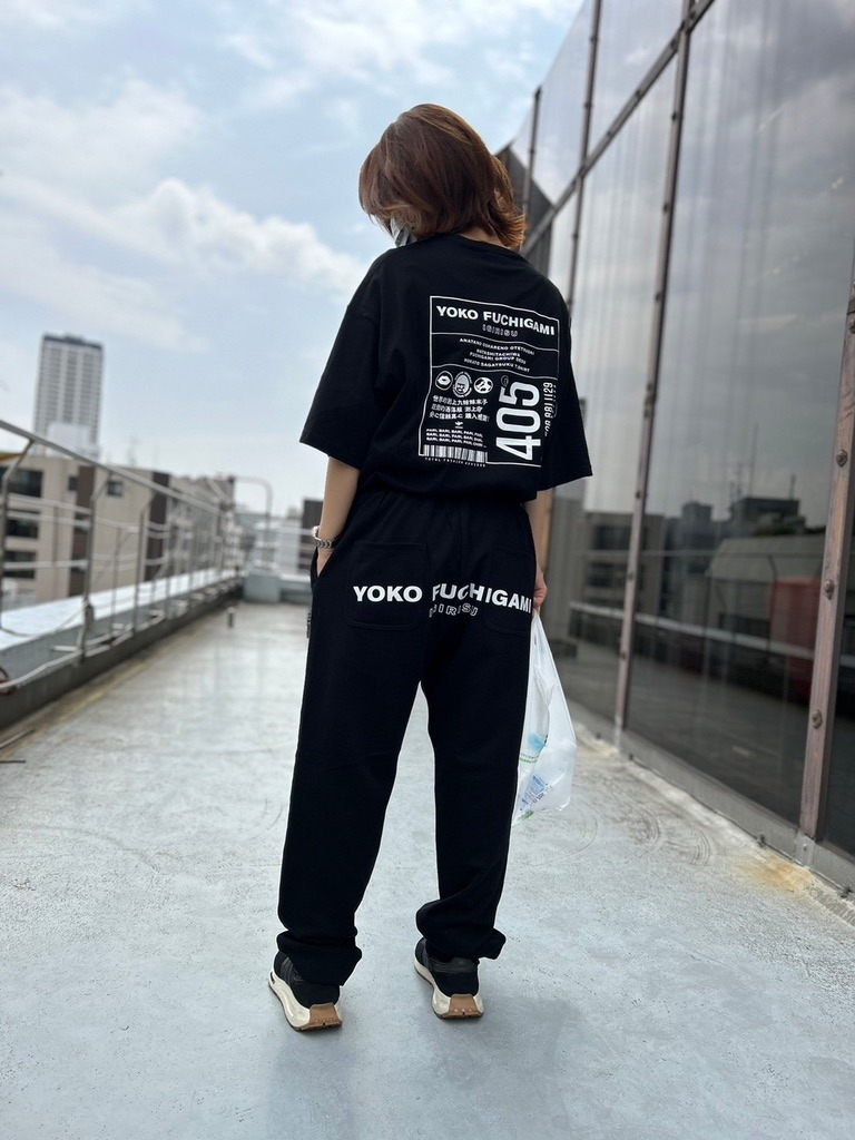 「YOKO FUCHIGAMI コンビニ買い出し専用スウェットパンツ」着用イメージ