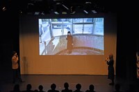 企画コーナー「よしおかの笑顔の写真見てみよう」のワンシーン。