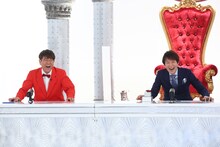 左からFUJIWARA藤本、千原ジュニア。(c)カンテレ