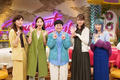 「ドーナツトーク」MC陣とハリセンボン春菜（中央）。(c)CBC