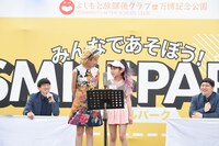 「漫才体験教室」で子供たちの漫才を見守るロングコートダディ。