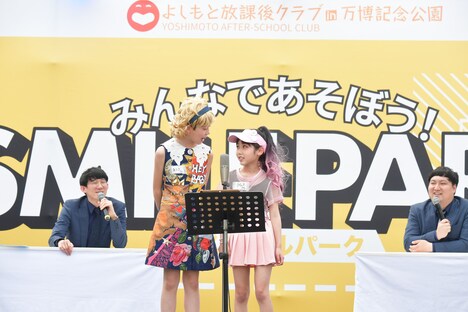 「漫才体験教室」で子供たちの漫才を見守るロングコートダディ。