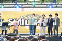 「なにわパパの会presentsパパ芸人と歌おう」の様子。