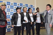 銀シャリ橋本（右端）にツッコまれる超新塾。