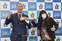 抽選で引いた封筒を開封したかと思いきや、1万円札が出てきた金属バット。