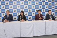 友保（左から2人目）曰く「全員犯罪者顔」の金属バットとマシンガンズ。