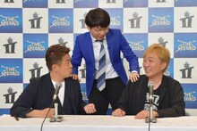 小競り合いするスピードワゴンと、2人を仲裁する三四郎・小宮（中央）。