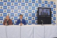 テンダラーはリモートで参加。2人がモニターに映し出され、MCの銀シャリ橋本は「結婚式のお祝いメッセージじゃないですよね？」などと例えていた。