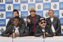 通訳ボケを披露する超新塾。