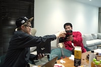 飯塚からのプレゼントを受け取るウエストランド井口。