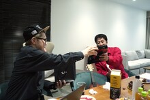 飯塚からのプレゼントを受け取るウエストランド井口。