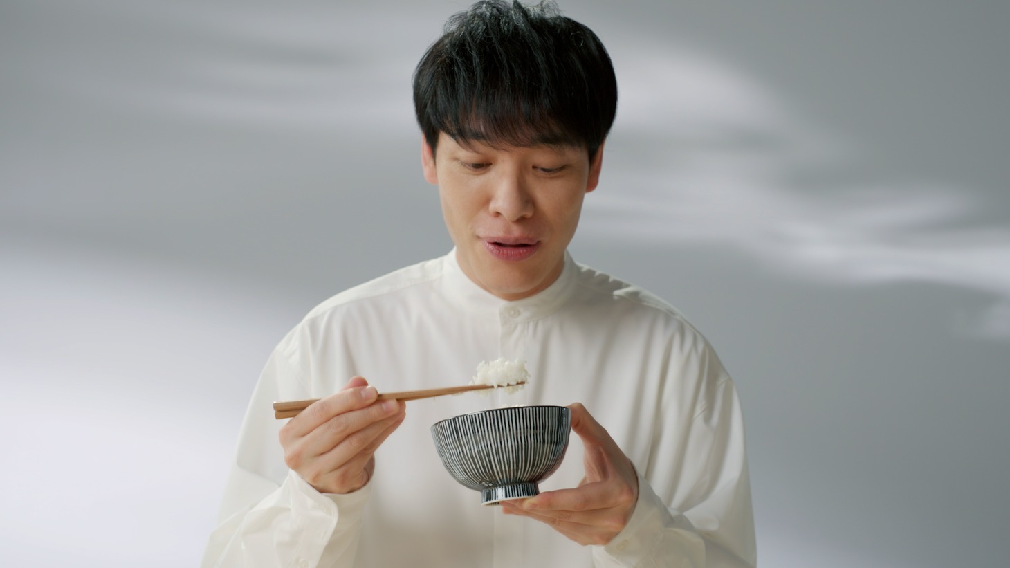Web動画「#マンナンヒカリ食べてみた」編のワンシーン。