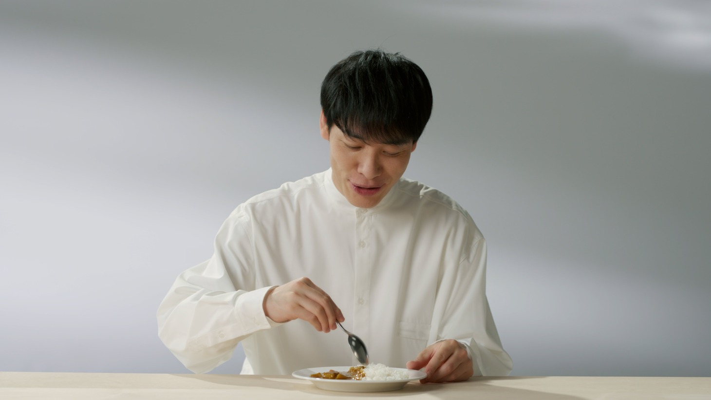 Web動画「#マンナンヒカリ食べてみた」編のワンシーン。