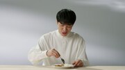 Web動画「#マンナンヒカリ食べてみた」編のワンシーン。