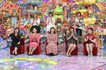 「スナックバイト芸人」の（前列左から）ヒコロヒー、ガンバレルーヤよしこ、相席スタート・ケイ、椿鬼奴、フォーリンラブ・バービー、（後列左から）納言・薄幸、たんぽぽ川村、まちゃまちゃ、小出真保。(c)テレビ朝日