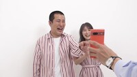 コットン西村が撮影した写真に笑うコットンきょん（左）と泉里香（右）。
