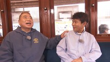 貸切チンチン電車でトークする出川哲朗（左）とダウンタウン浜田（右）。