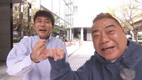 ダウンタウン浜田と指切りする出川哲朗（右）。