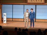 漫才を披露するミーナ。