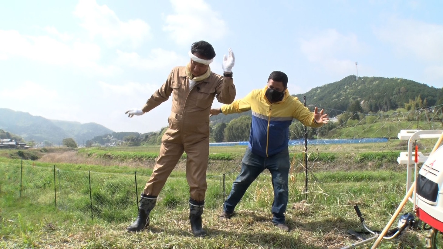 依頼者の男性と一緒に河内音頭を踊る森川隆士（左）。