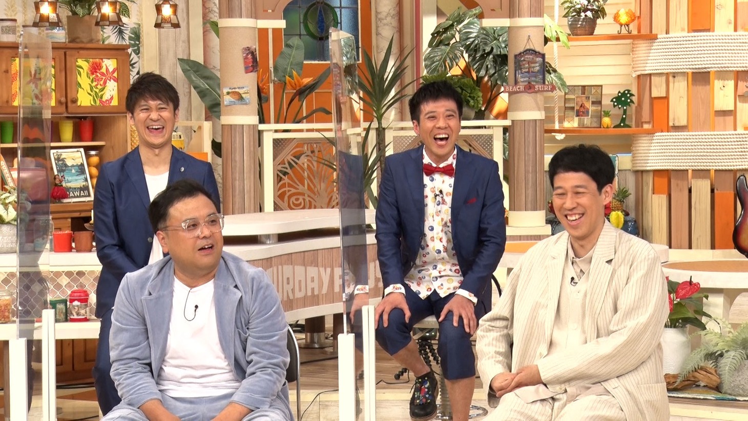 ゲストのとろサーモン久保田（前列左）とスマイル（後列2人）。
