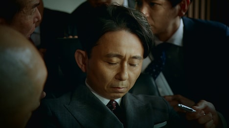 CM「判断材料 役員会議」編のワンシーン。