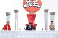 左からほんこん、千原ジュニア、竹上萌奈アナウンサー。　(c)カンテレ